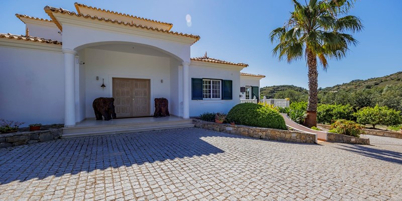 Airbnb Villa Entrance With Parking For Two Cars