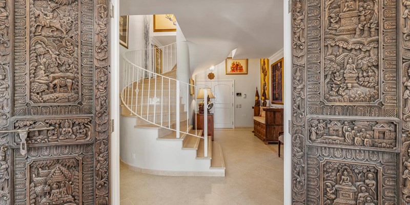 Loule Villa Entryway Stairs Provide A Captivating Introduction To The Spacious Bedrooms
