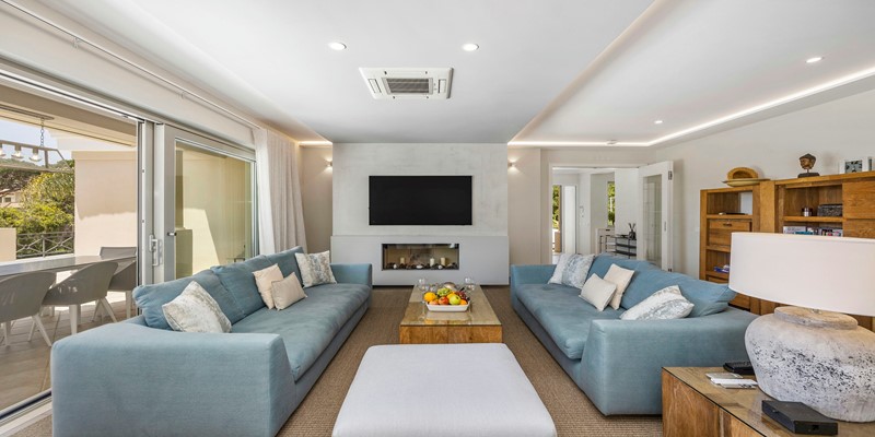 Airbnb Villa Boasts A Stylish Living Room