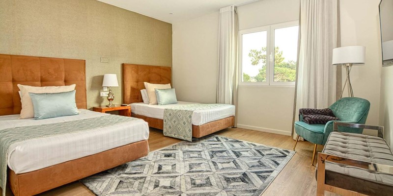 Ensuite Twin Bedroom With Modern Amenities Portugal