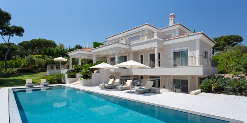 Luxury Villa With Sunbeds And Garden In Algarve