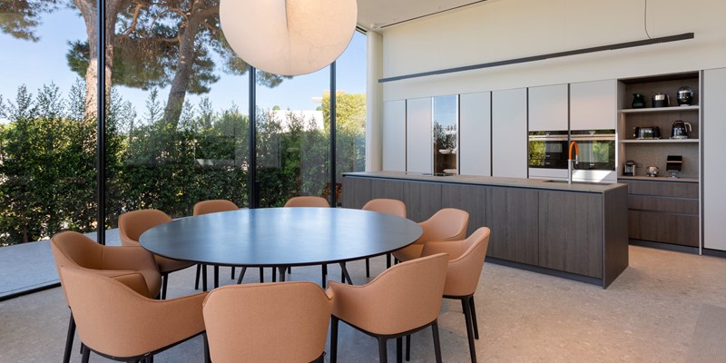 Charming Al Fresco Dining By The Sea