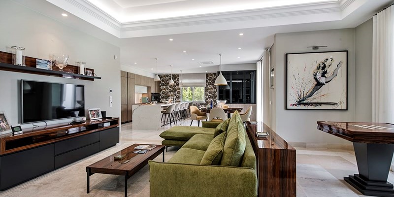 Spacious Open Plan Villa With Additional Lounge Area And Modern Kitchen