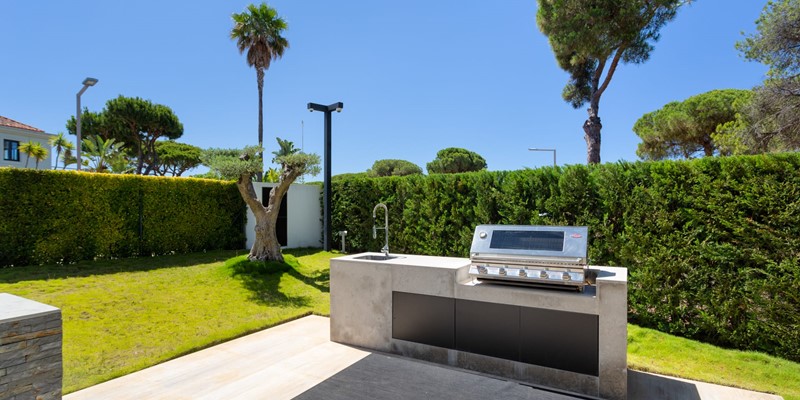 Holiday Rental Home With Kitchen And Poolside BBQ Area