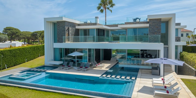 Luxury Villa With Private Pool And Jacuzzi For Rent