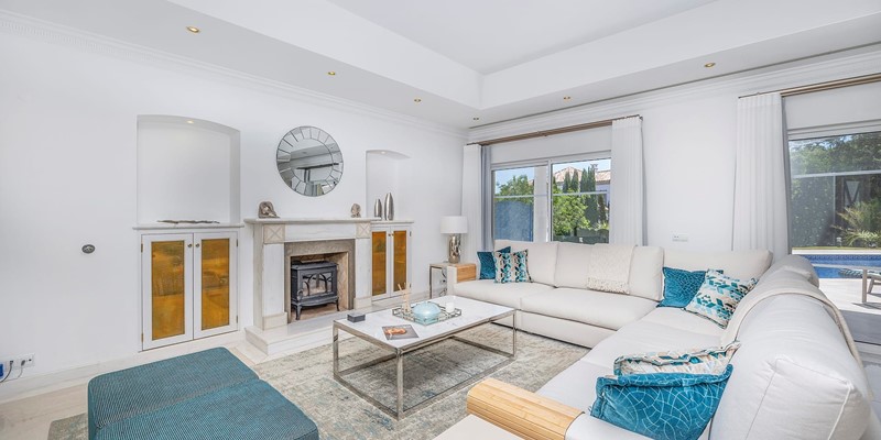 Spacious Living Room With Access To Pool