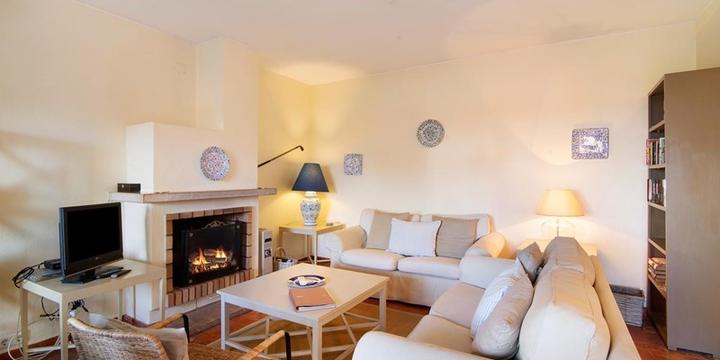 Vale Do Lobo Townhouse Living Room With Open Fireplace