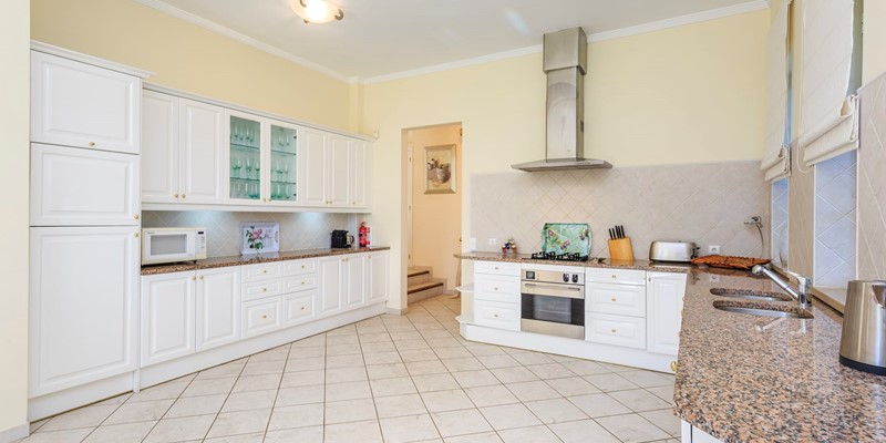 Fully Equipped Kitchen With Dishwasher And Washing Machine