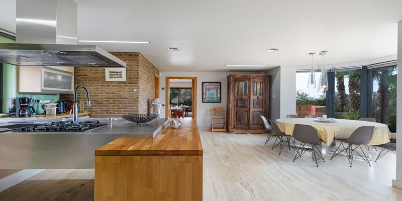 Spacious Holiday Home With A Gourmet Kitchen And Dining Area For 10 Guests