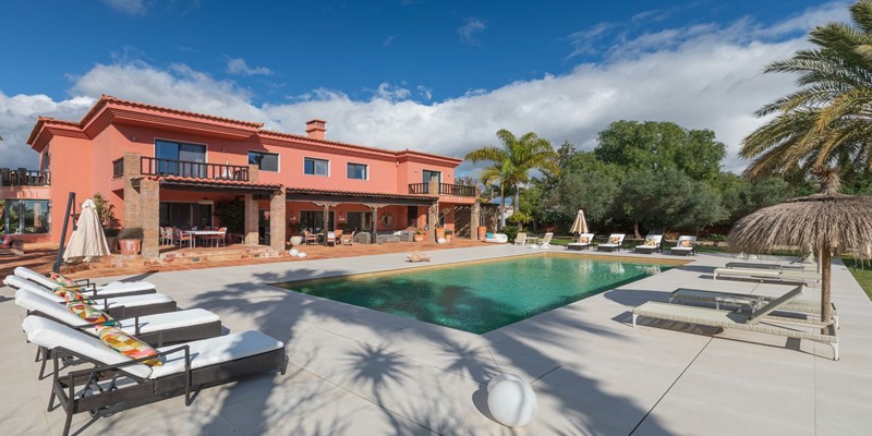 Algarve Villa With Private Swimming Pool And Sun Loungers