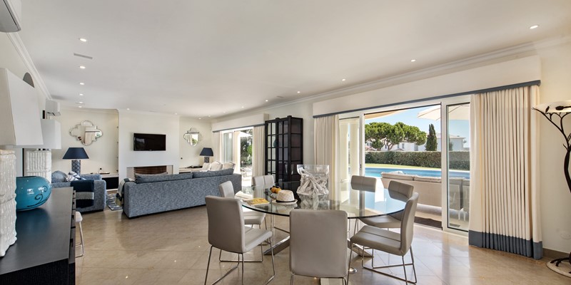 Spacious Open Plan Living Room