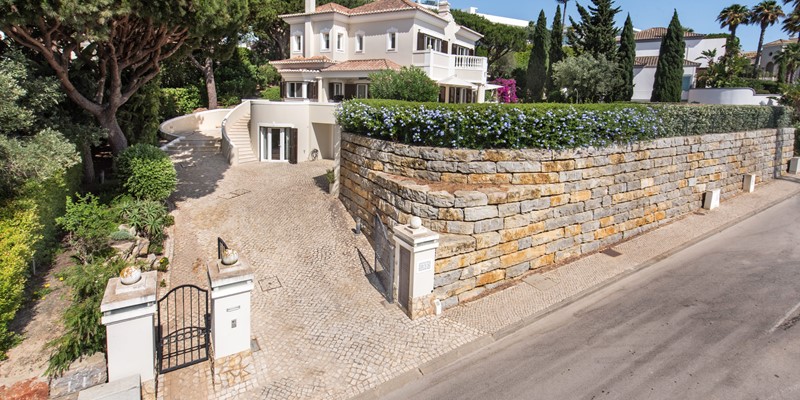 Modern Family Villa Near Beach In Vale Do Lobo