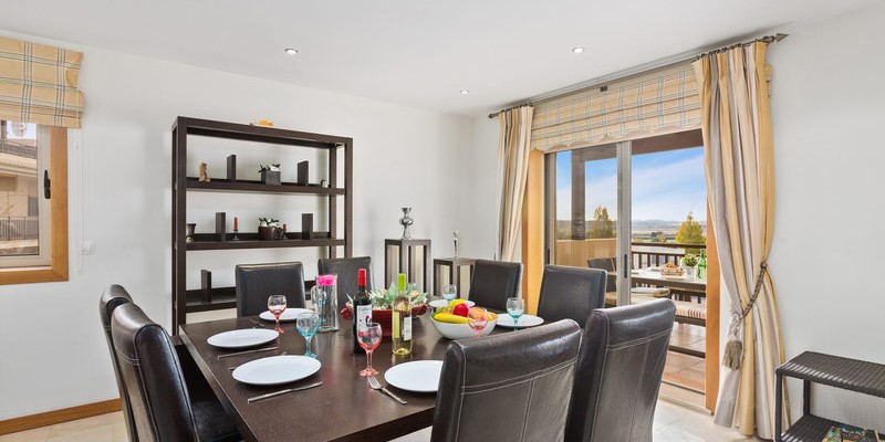 Open Plan Dining Room For Rent In Portugal