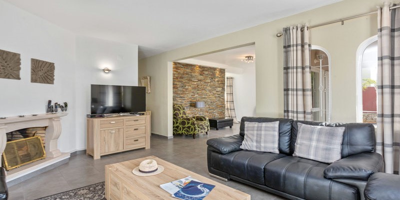 Modern Living Room Vilamoura With English Speaking TV