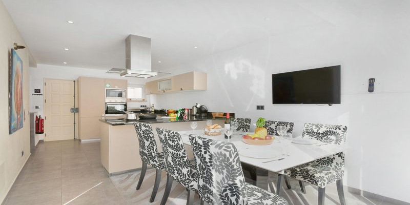 Bright Open Plan Dining Room Kitchen Vilamoura