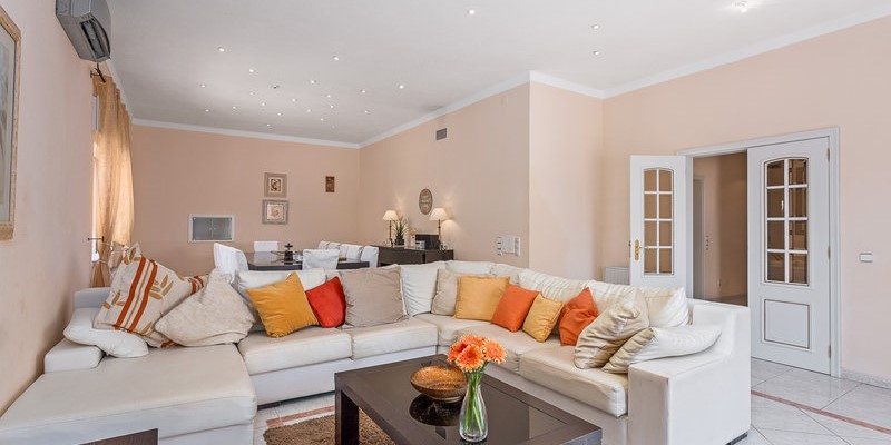 Large Lounge Vacation Rental Villa For Groups