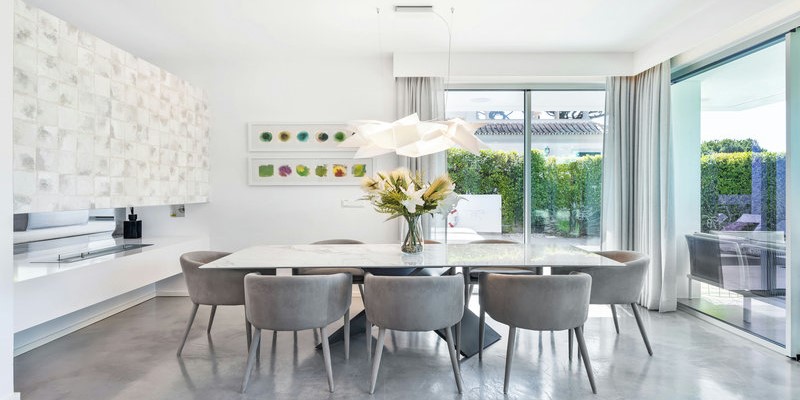 Villa With Large Indoor Dining Table Seating 8