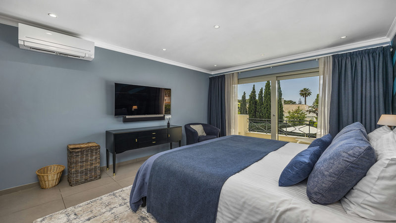 Luxury 4 Bedroom Villa In Vale Do Lobo Within Walking Distance To The Beach And Restaurants