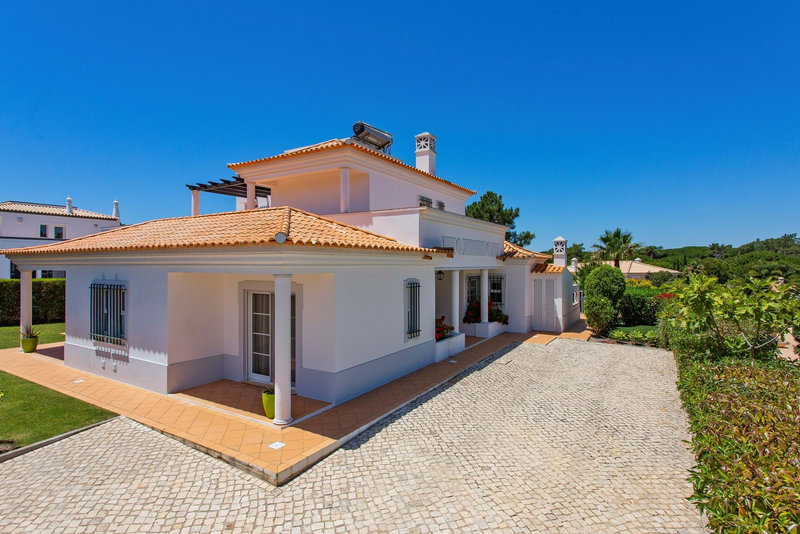 Modern 4 Bedroom Villa in Vila Sol