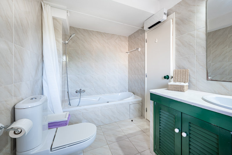 Vilamoura Marina 2 Bedroom Holiday Apartment with Pool