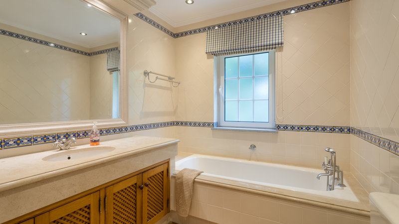 Spacious 5 Bedroom Family Villa with Pool