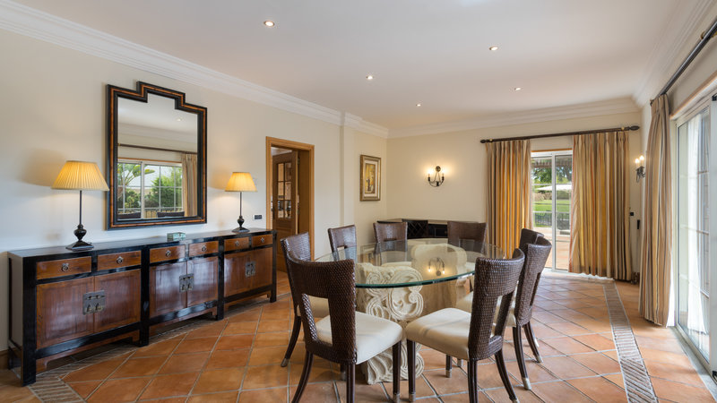 Spacious 5 Bedroom Family Villa with Pool