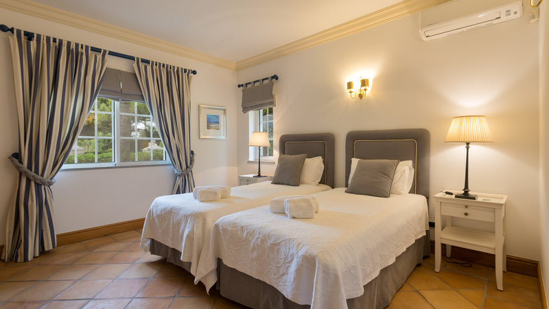 Spacious 5 Bedroom Family Villa with Pool