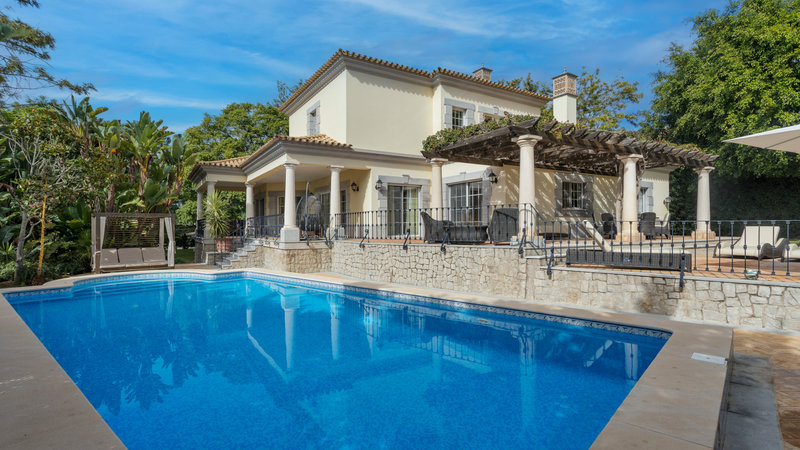Spacious 5 Bedroom Family Villa with Pool