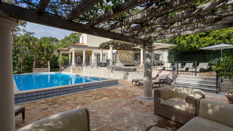 Spacious 5 Bedroom Family Villa with Pool