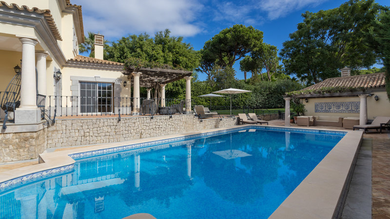 Spacious 5 Bedroom Family Villa with Pool