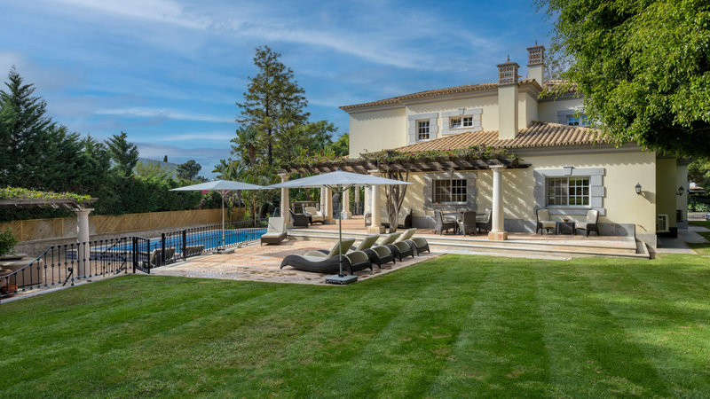 Spacious 5 Bedroom Family Villa with Pool