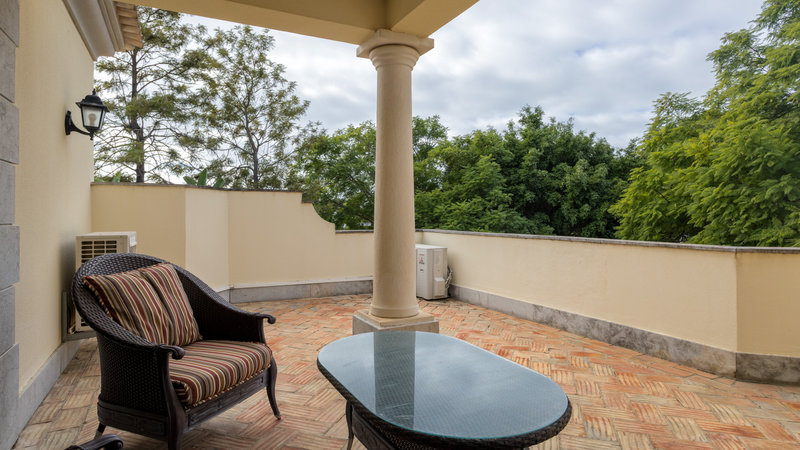 Spacious 5 Bedroom Family Villa with Pool