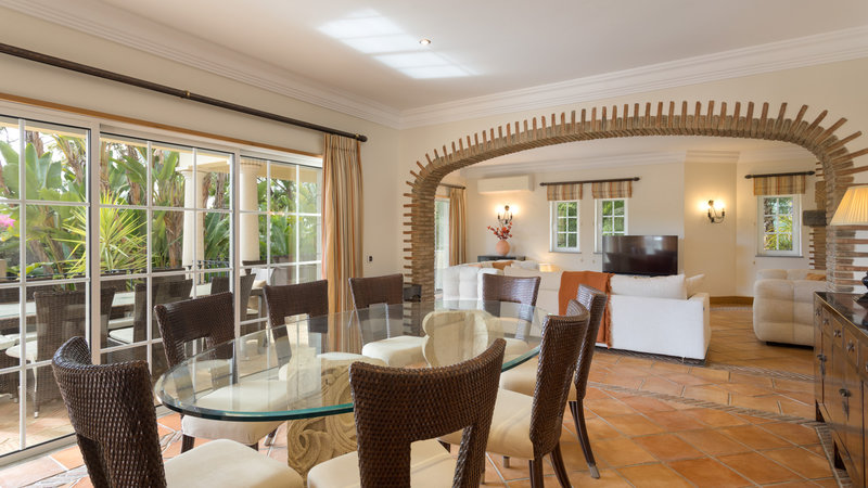 Spacious 5 Bedroom Family Villa with Pool