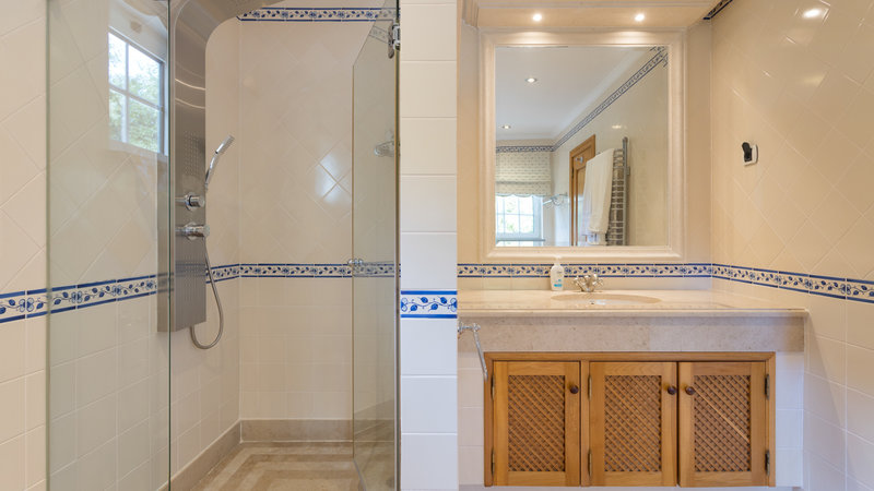 Spacious 5 Bedroom Family Villa with Pool