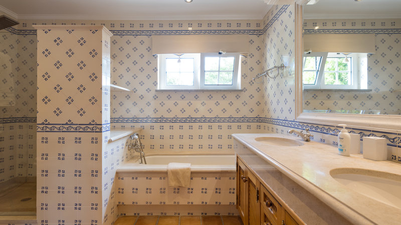 Spacious 5 Bedroom Family Villa with Pool