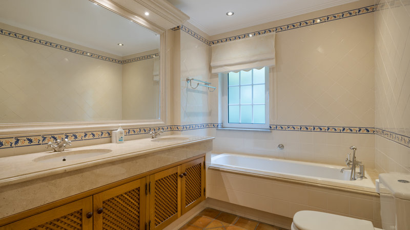 Spacious 5 Bedroom Family Villa with Pool