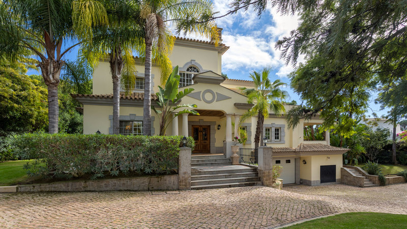 Spacious 5 Bedroom Family Villa with Pool