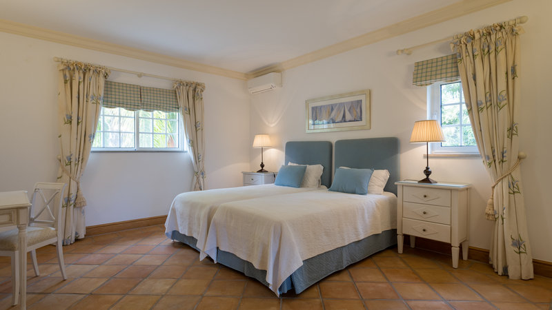 Spacious 5 Bedroom Family Villa with Pool