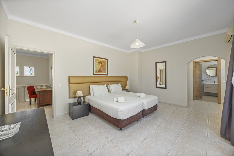 Large 8 Bedroom Villa Near Vilamoura