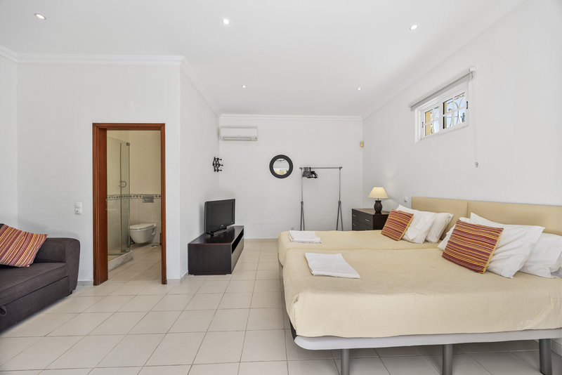 Large 8 Bedroom Villa Near Vilamoura