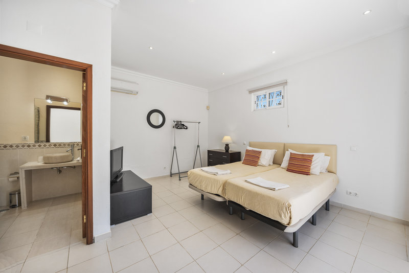 Large 8 Bedroom Villa Near Vilamoura