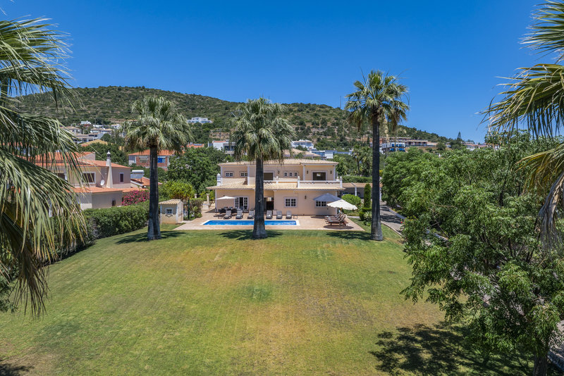 6 Bedroom Villa Near Vilamoura
