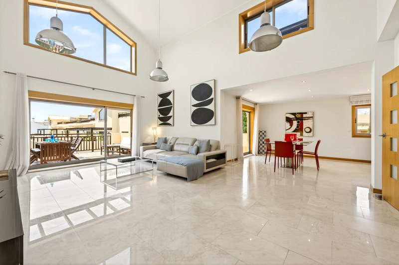 Luxury 3 Bedroom Apartment with Private Rooftop Terrace & Jacuzzi