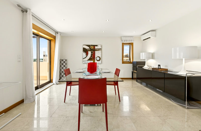 Luxury 3 Bedroom Apartment with Private Rooftop Terrace & Jacuzzi