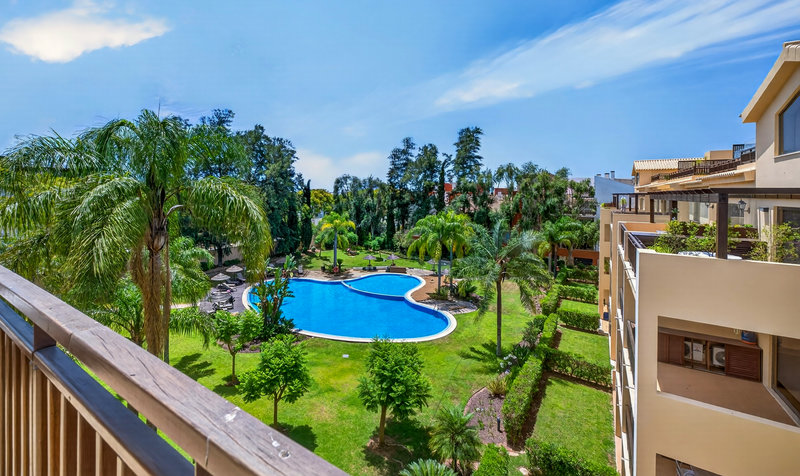 Luxury 3 Bedroom Apartment with Private Rooftop Terrace & Jacuzzi