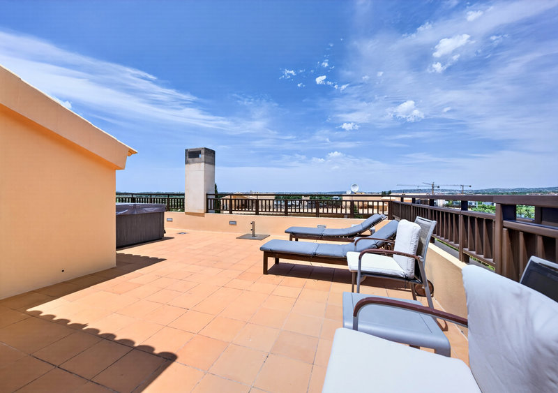 Luxury 3 Bedroom Apartment with Private Rooftop Terrace & Jacuzzi