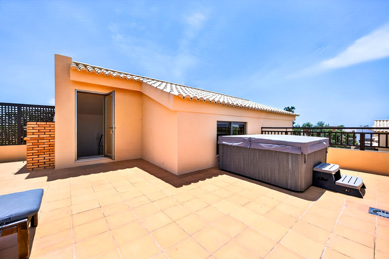Luxury 3 Bedroom Apartment with Private Rooftop Terrace & Jacuzzi