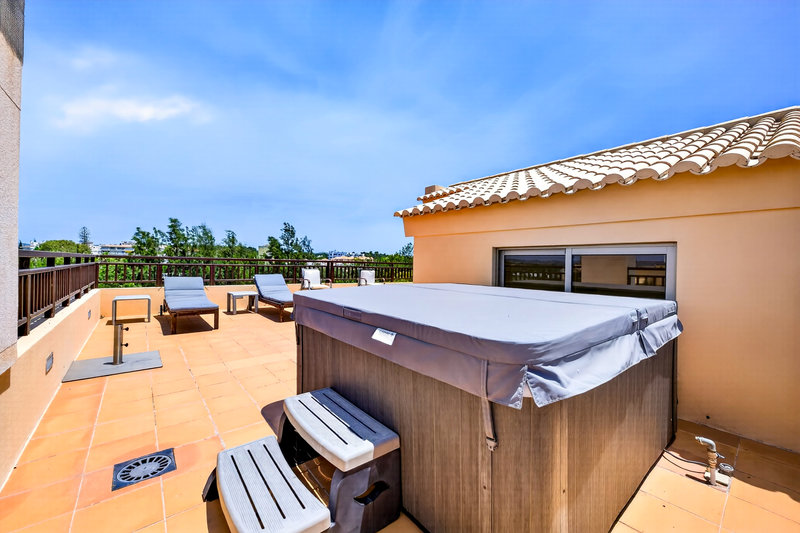Luxury 3 Bedroom Apartment with Private Rooftop Terrace & Jacuzzi