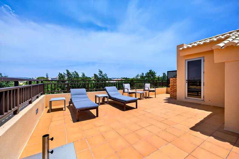 Luxury 3 Bedroom Apartment with Private Rooftop Terrace & Jacuzzi