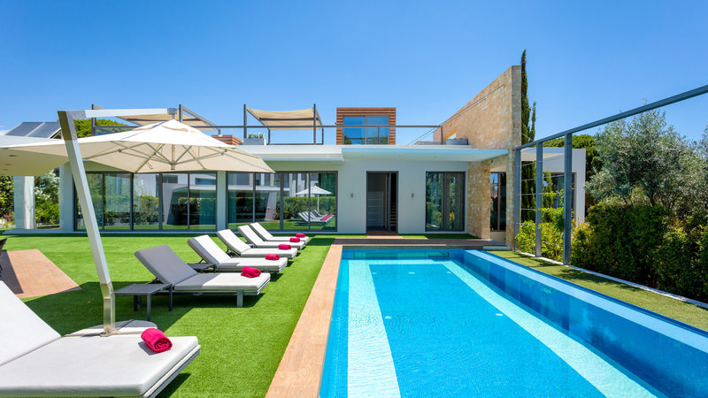 Luxury 4 Bedroom Villa — Pool, Cinema Room & Sea Views